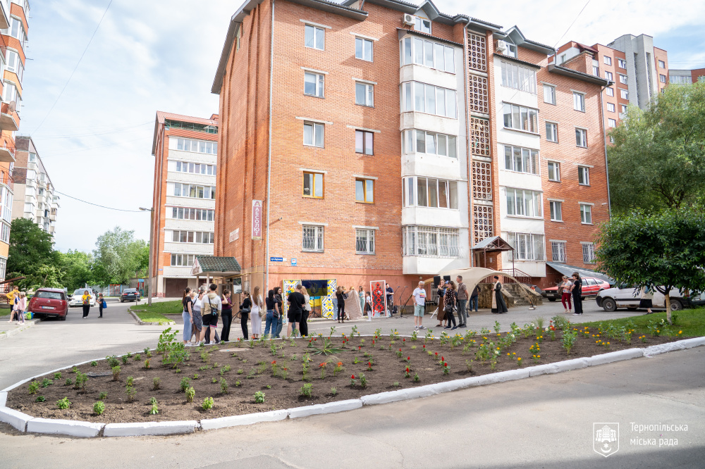 квітник_памяті_12.06.26_-_4.jpg