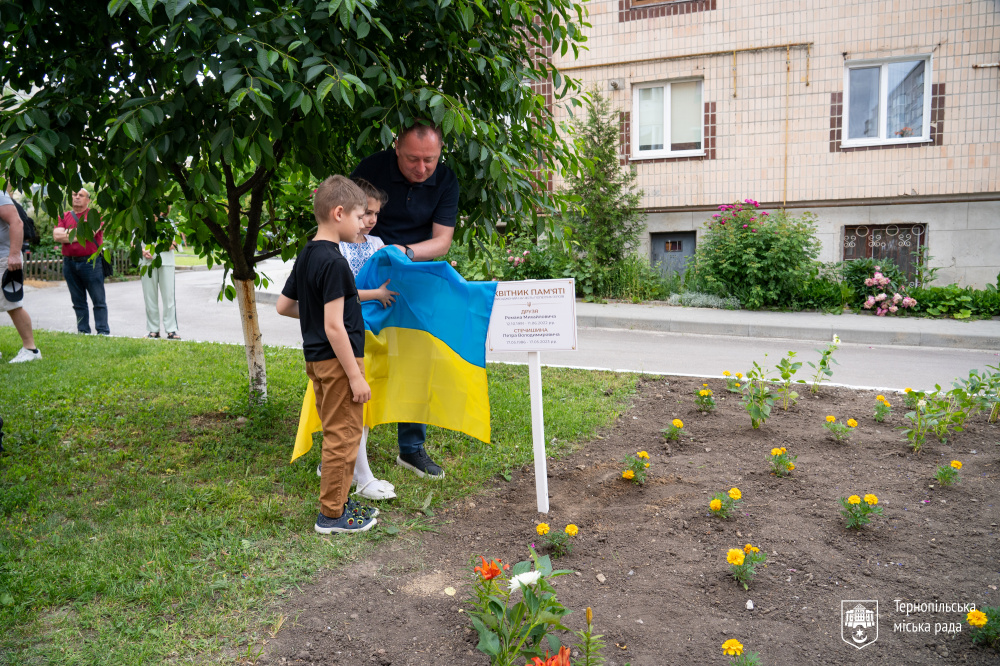квітник_памяті_12.06.26_-_5.jpg